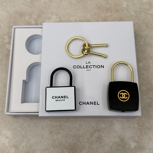CHANEL LA Collection Lock & Key Set New In Box - Picture 2 of 5